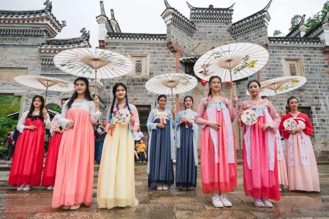 成都4萬(wàn)年輕人開(kāi)網(wǎng)店賣(mài)漢服_漢服怎么突然非?；鸨耍?></a>
                <h4><a href=